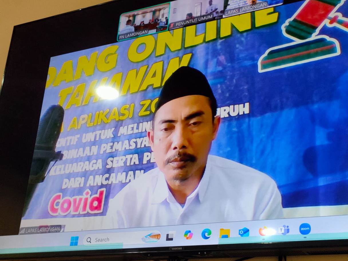 DITUNTUT DUA TAHUN DELAPAN BULAN: Adi Fahrurrozi menjalani sidang tuntutan karena tabrakan bus dan pikap mengakibatkan korban meninggal. (IST/RDR.LMG)