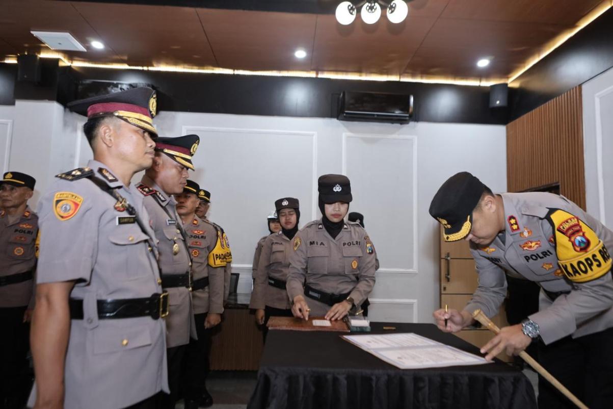 TEMPATI POSISI BARU: Prosesi serah terima jabatan di Mapolres Lamongan. (GAMAL A/RDR.LMG)