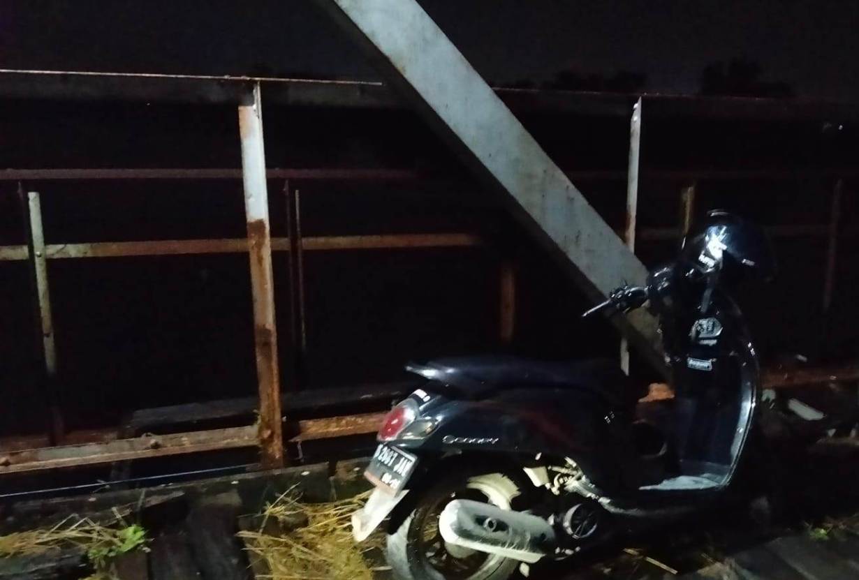 PENGENDARANYA BELUM DITEMUKAN: Motor Scoopy dibawa ke Mapolsek Babat setelah dibiarkan terparkir di atas Jembatan Cincin lama di Kelurahan Banaran, Kecamatan Babat (27/2). (IST/RDR.LMG)