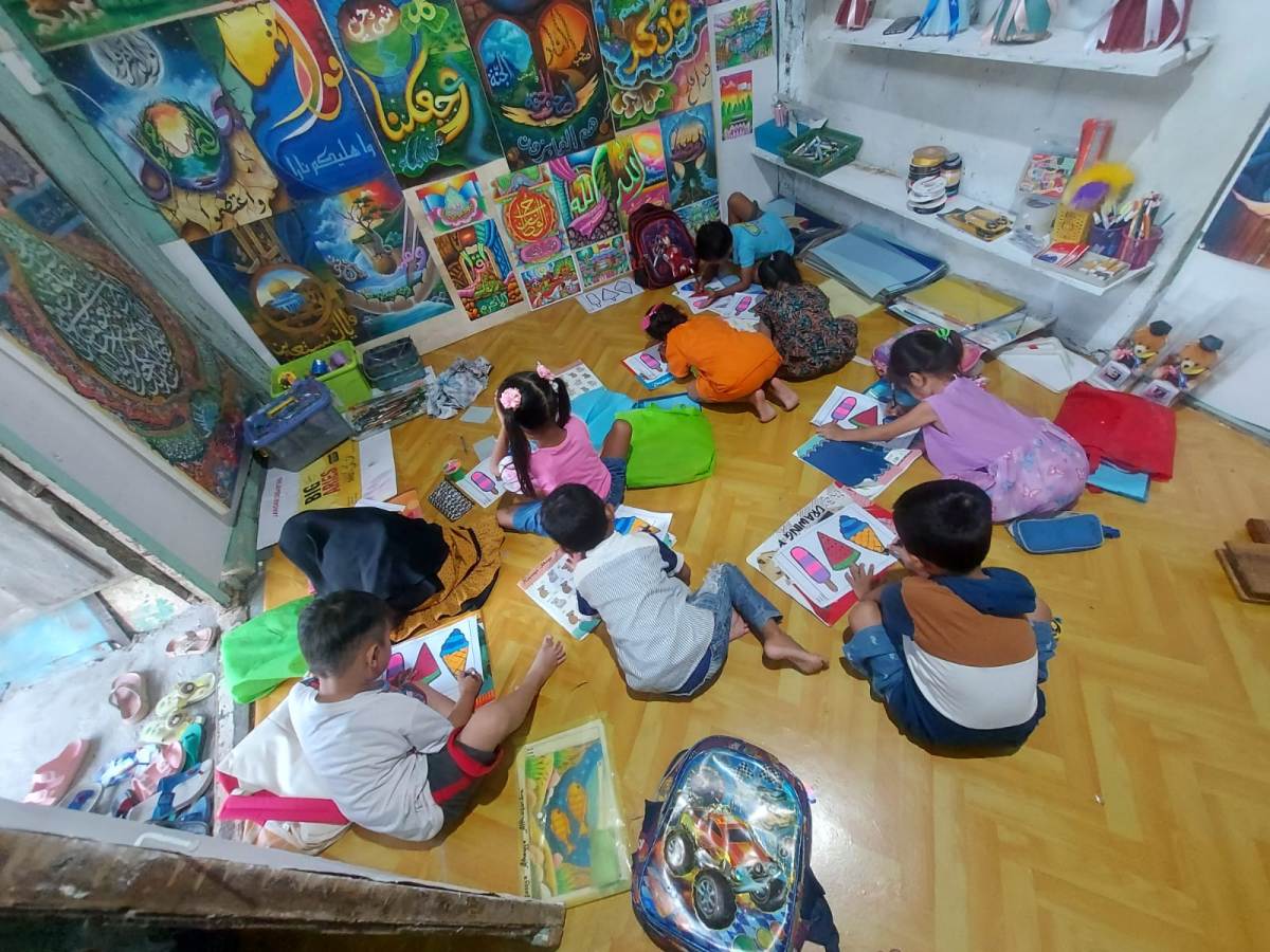 BELAJAR BERSAMA: Anak - anak di sanggar milik Muhammad Isa Anshori. (IST/RDR.LMG)