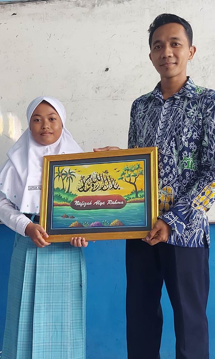 BERSAMA ANAK DIDIK: Muhammad Isa Anshori bersama siswinya. (IST/RDR.LMG)