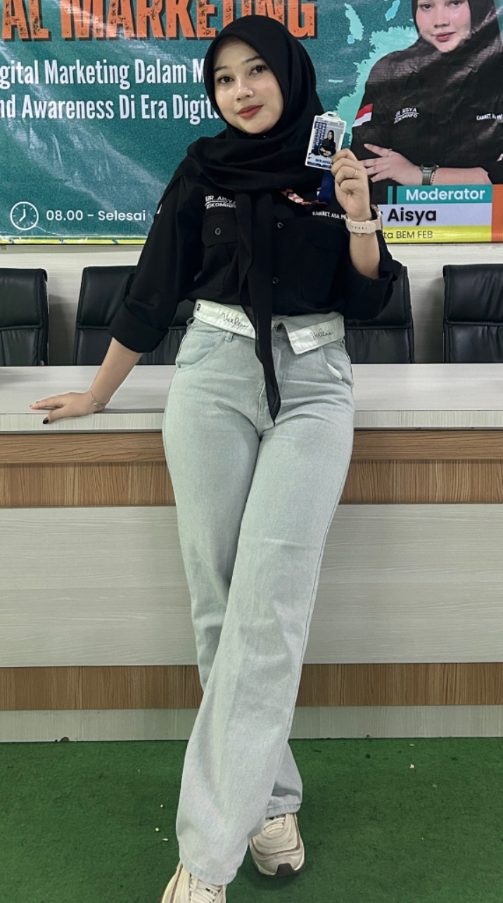 SUKA BIKIN VIDEO: Nur Aisya, mahasiswi Universitas Islam Lamongan. (IST/RDR.LMG)