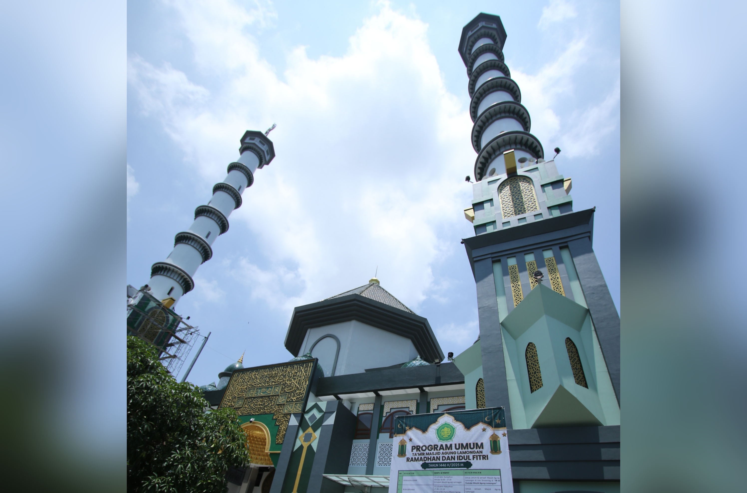 Seperti tahun-tahun sebelumnya, Masjid Agung Lamongan Ramadan ini menyediakan sekitar seribu takjil buka puasa kepada jemaah.