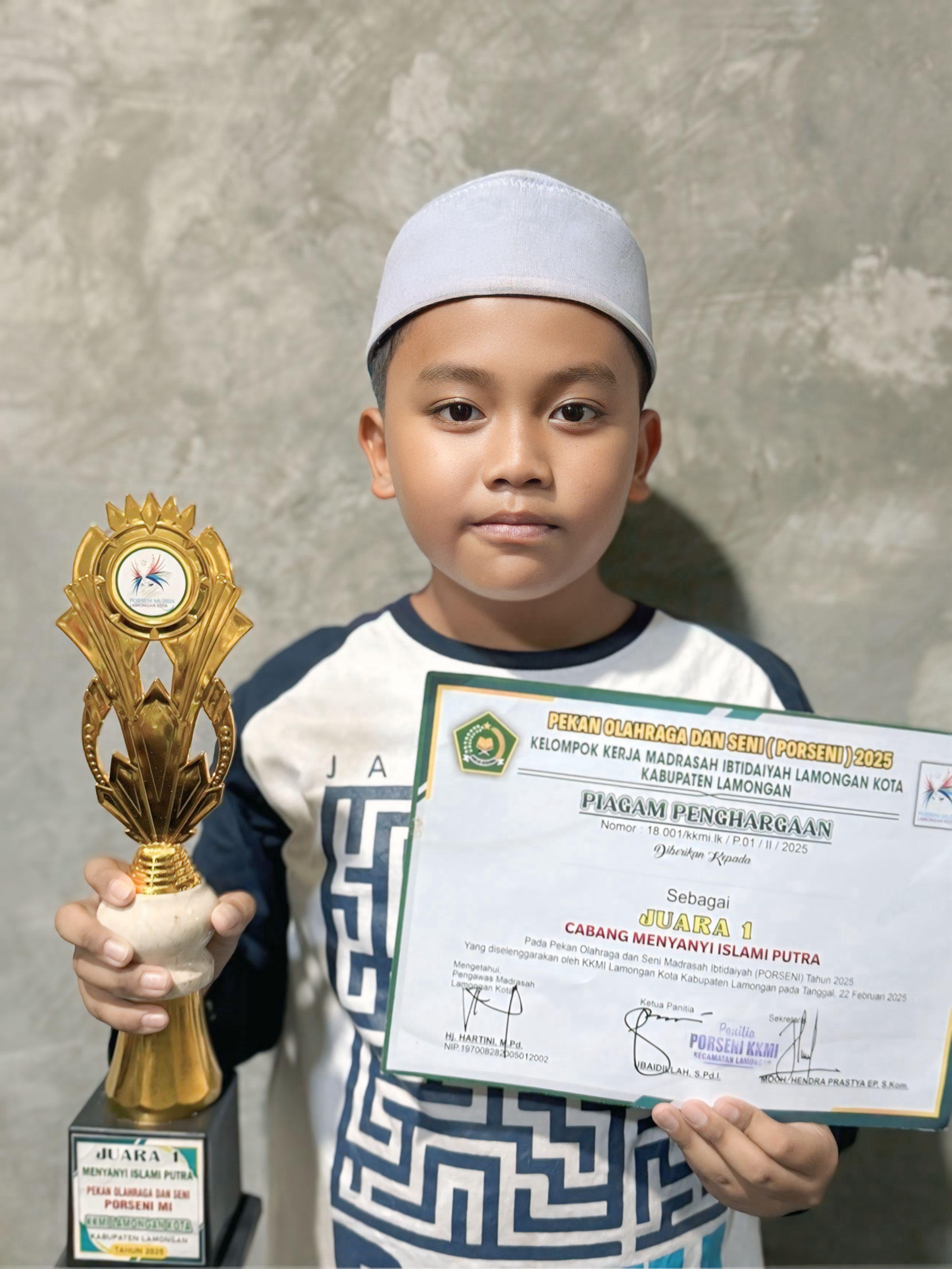 SUKA MENYANYI: Asyraf Rasyid Quthb membawa penghargaan yang diraihnya. (IST/RDR.LMG)