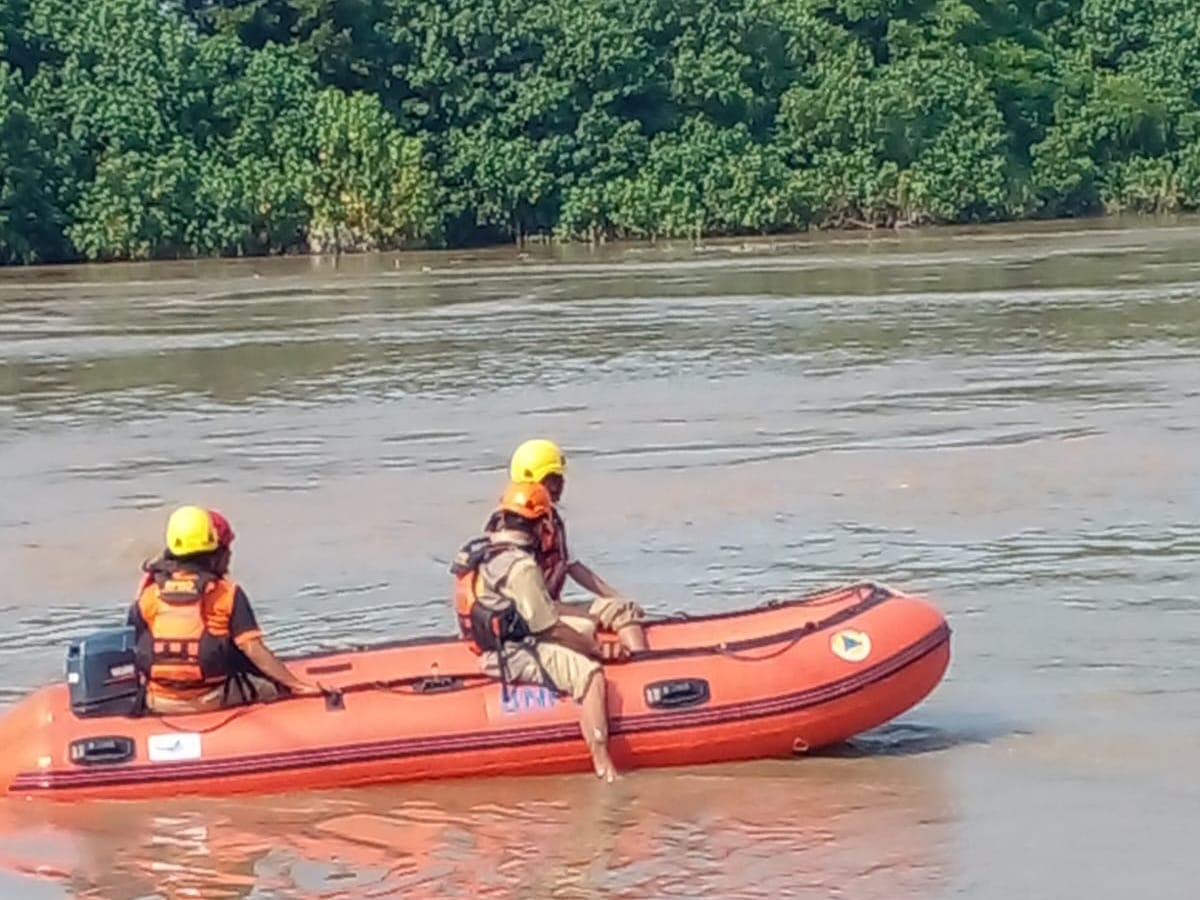 Tim SAR saat akan mengevakuasi jenazah Shohibul Roziqin yang menghilang sejak (7/2) di jembatan cincin lama Babat Lamongan. (Ist/Radar Lamongan)