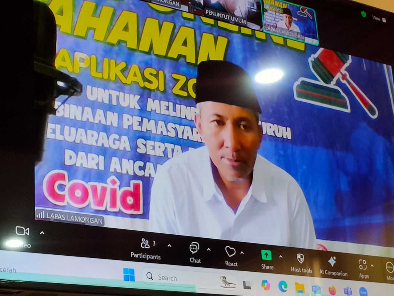 Terdakwa Iqballudin saat mendengarkan vonis yang dibacakan Majelis Hakim PN Lamongan.&nbsp;