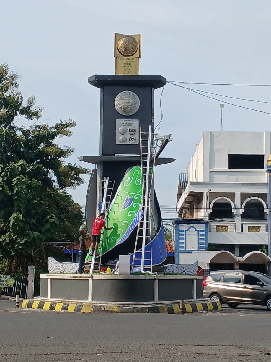 RUSAK: Tugu Adipura yang diperbaiki karena terkena angin kencang. (ANJAR DWI PRADIPTA/RDR.LMG)