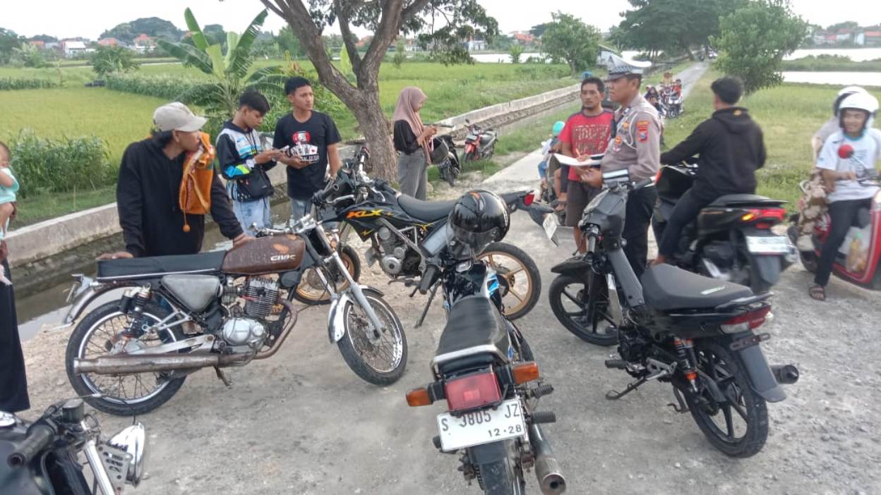 CEK MOTOR: Anggota Satlantas Polres Lamongan di antara pengendara motor yang berkumpul. (IST/RDR.LMG)