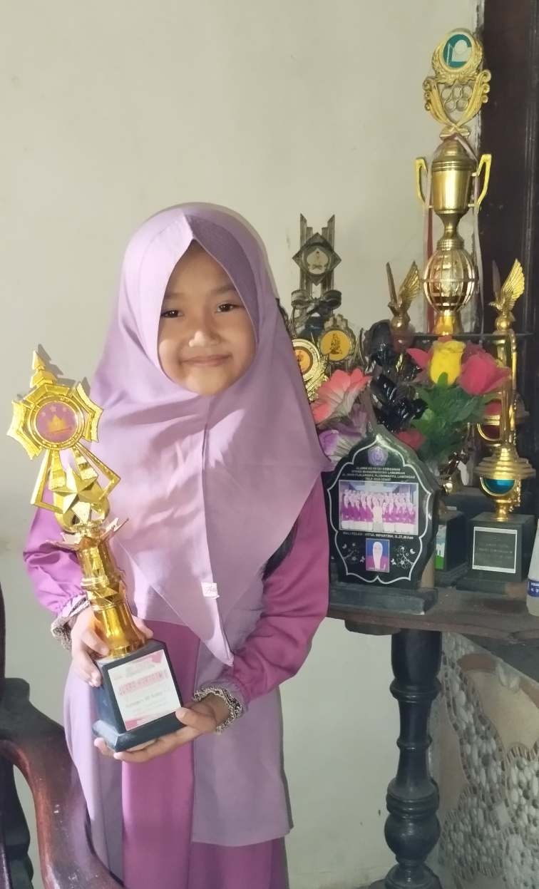 SUKA LAGU DANGDUT: Hanania Sheza Aprita Afizah Winata suka lagunya Denny Caknan. (IST/RDR.LMG)