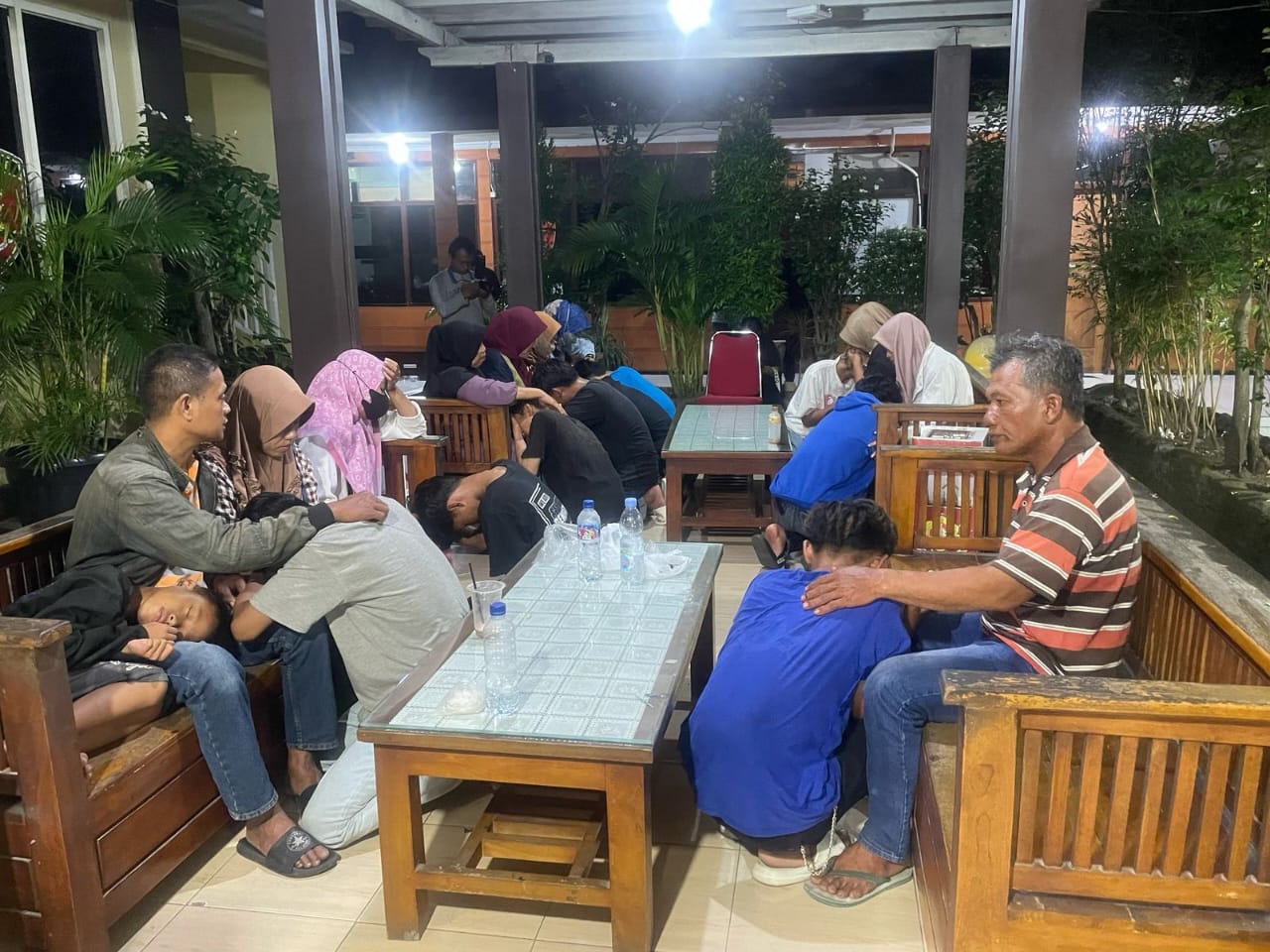 Sebanyak sepuluh remaja yang hendak melaksanakan perang sarung diamankan petugas Polres Lamongan.