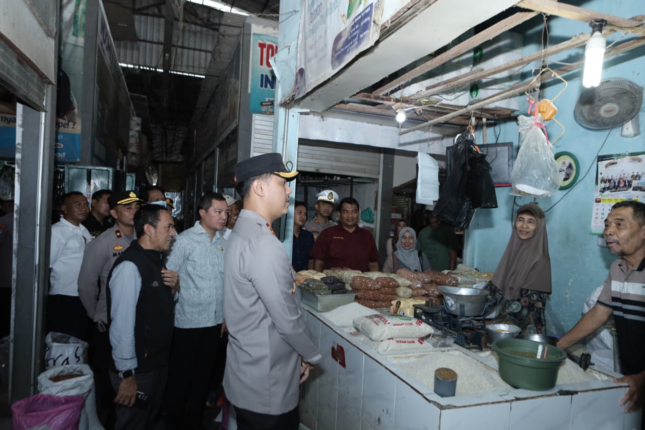 CEK KEBUTUHAN POKOK : Kapolres Lamongan mendatangi pasar Sidoharjo untuk mengecek harga kebutuhan pokok saat bulan Ramadhan. (Anjar D Pradipta/Radar Lamongan)