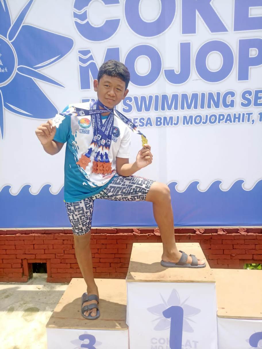 BERPRESTASI: Willy Rakha Candra Pratama di atas podium kejuaraan yang diikutinya. (IST/RDR.LMG)