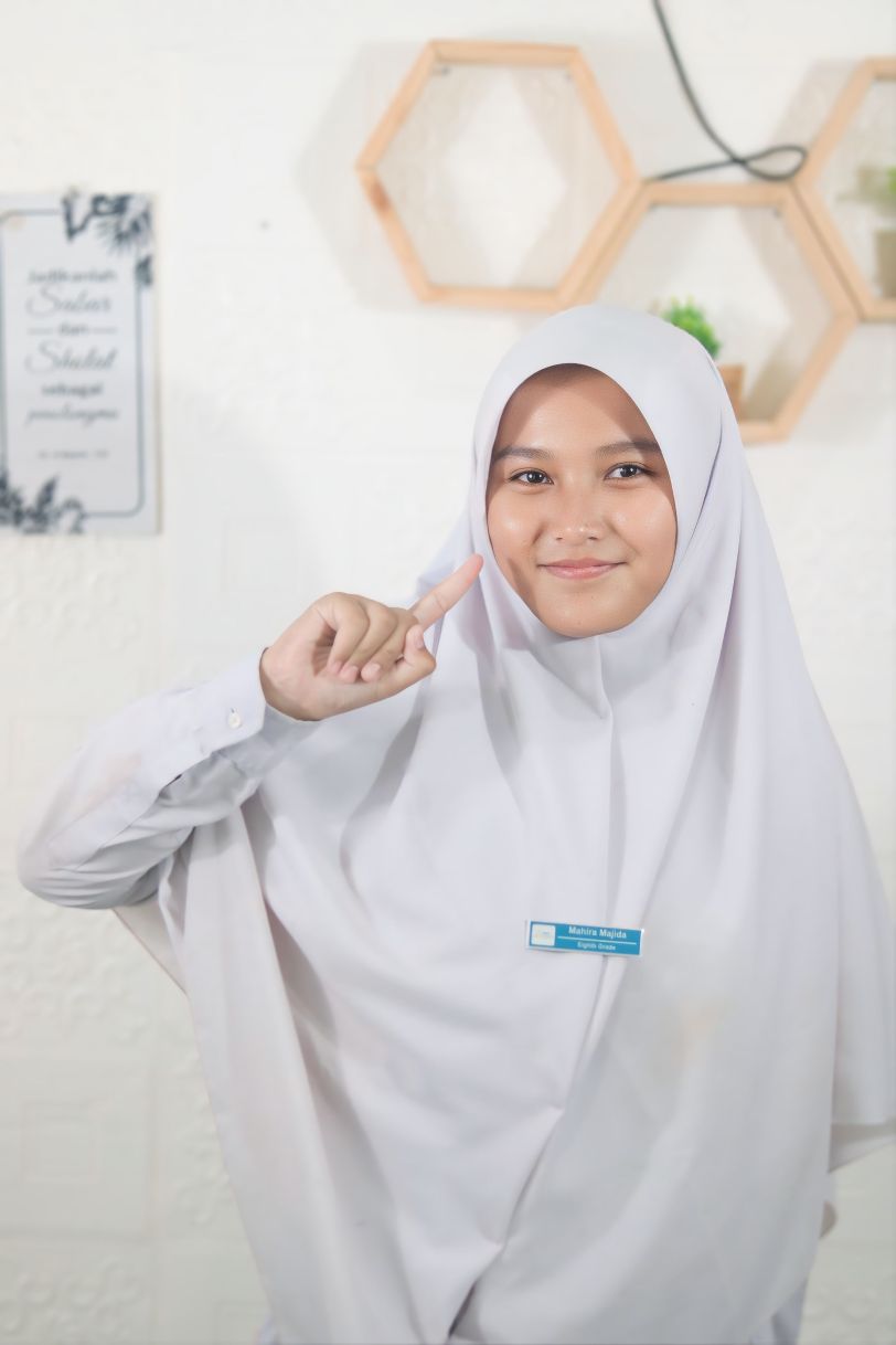 SUKA BERBAHASA INGGRIS: Mahira Majida, siswi kelas 8 SMPIT Al Uswah Tuban asal Lamongan. (IST/RDR.LMG)