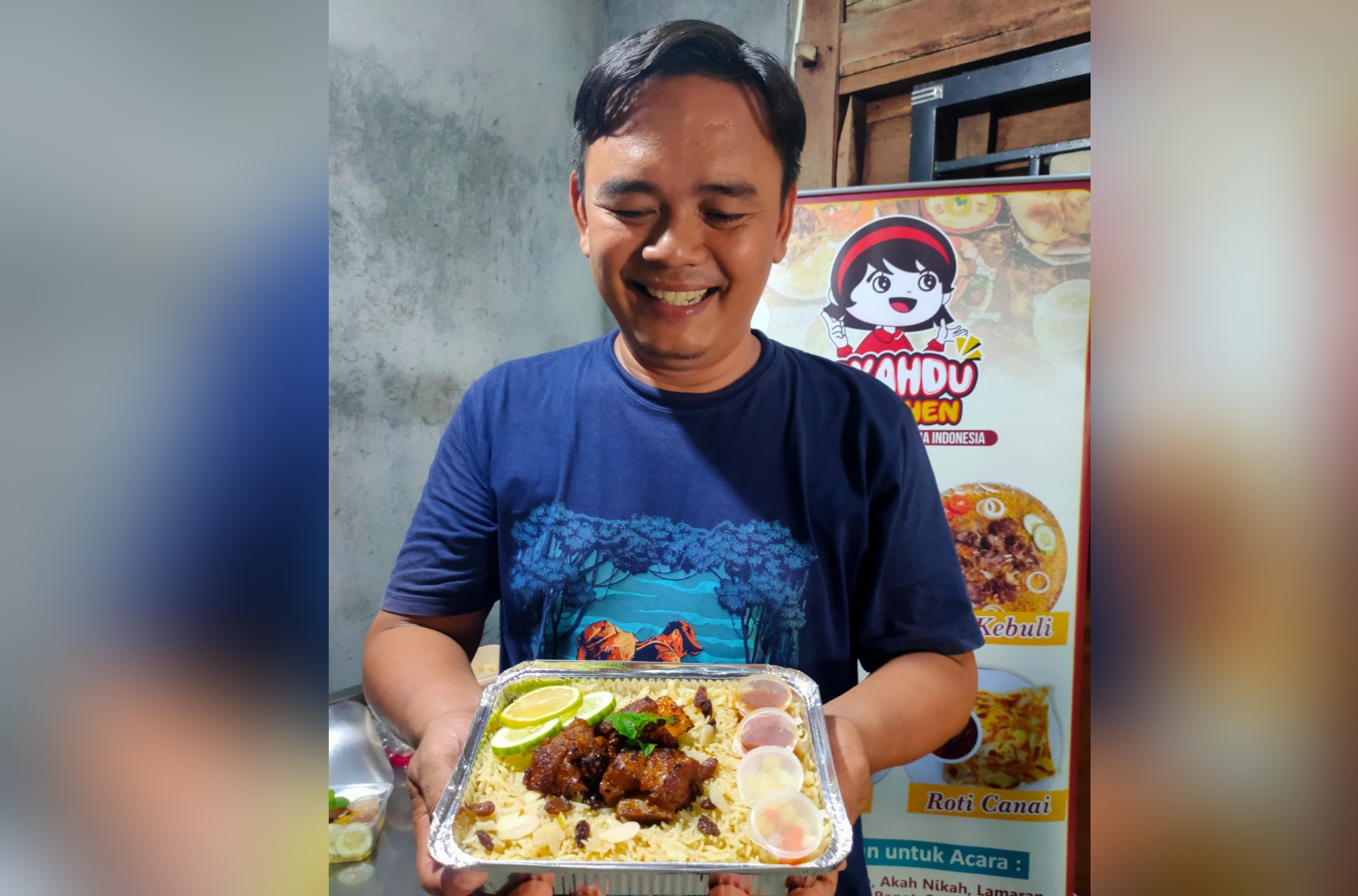 MENGGUGAH SELERA: Abdullah Faishal menunjukkan nasi kebuli yang ramai pemesan saat Ramadan ini.