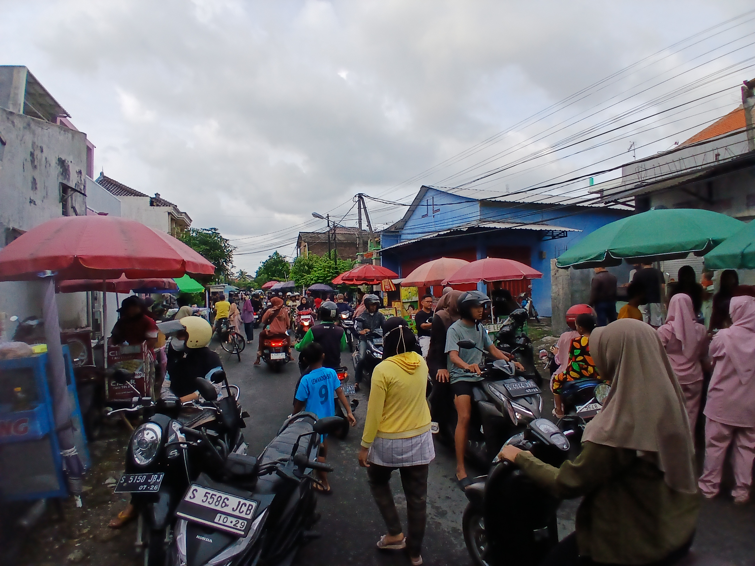 Pedagang makanan dan minuman yang menggelar dagangan di sekitar jalan Perumnas Made, Kecamatan Lamongan