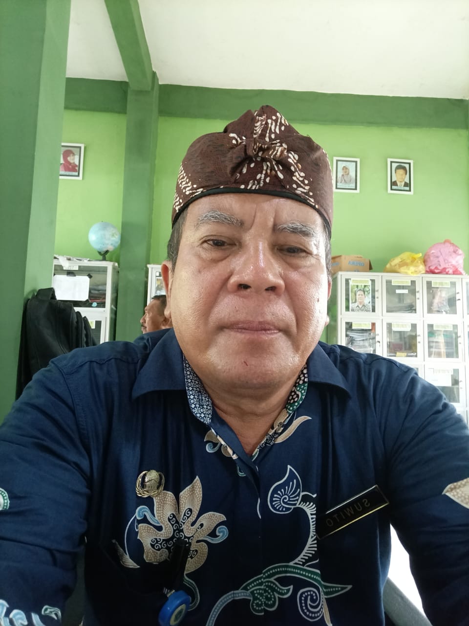 PELAJARI KITAB KUNING: Drs Suwito, M.Pd, kepala SMPN 1 Karanggeneng. (IST/RDR.LMG)