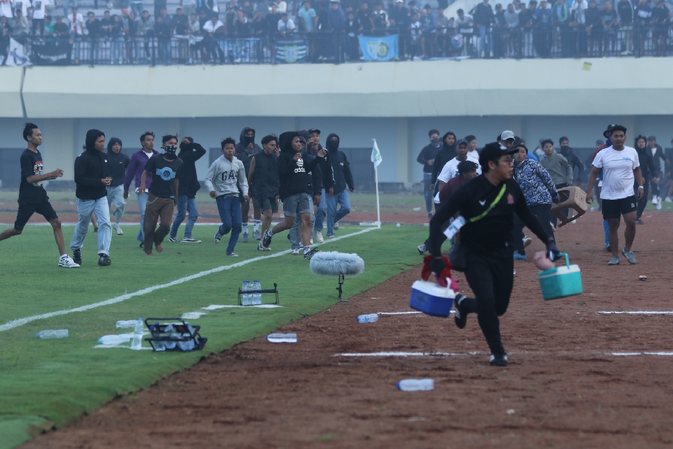 MERUGIKAN: Aksi kerusuhan yang dilakukan oknum suporter Persela menimbulkan sanksi berat dari PSSI terhadap Persela.&nbsp;