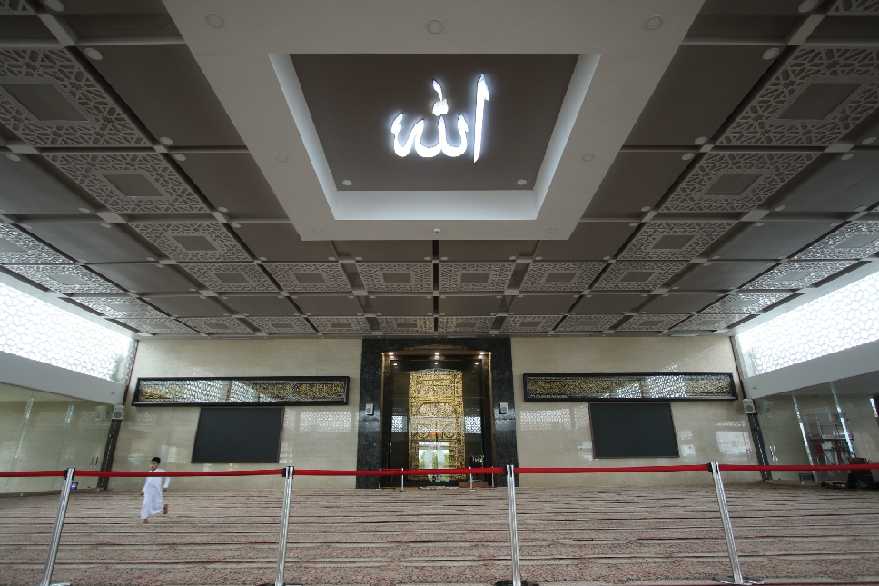 BERSIH DAN WANGI: Masjid Namira masih mempertahankan ornamen kiswah yang didatangkan langsung dari Arab Saudi di mihrab imam.