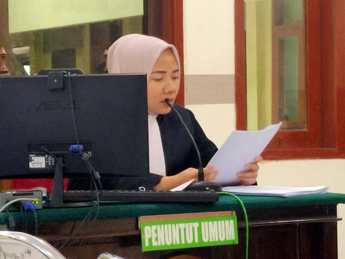 SAMPAIKAN TUNTUTAN: JPU Dwi Dara Agustina dalam persidangan kasus sabu - sabu.  (IST/RDR.LMG)