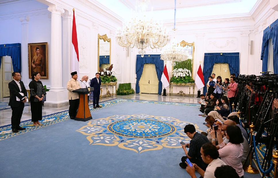 Presiden Prabowo Umumkan Kebijakan pemberian Tunjangan Hari Raya dan Gaji ke-13 di Istana Merdeka Jakarta, Selasa (11/3)
