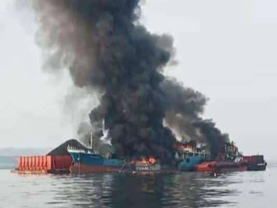 Dua Kapal terbakar di perairan pantai Paciran, Kabupaten Lamongan, Kamis (13/3) pagi.