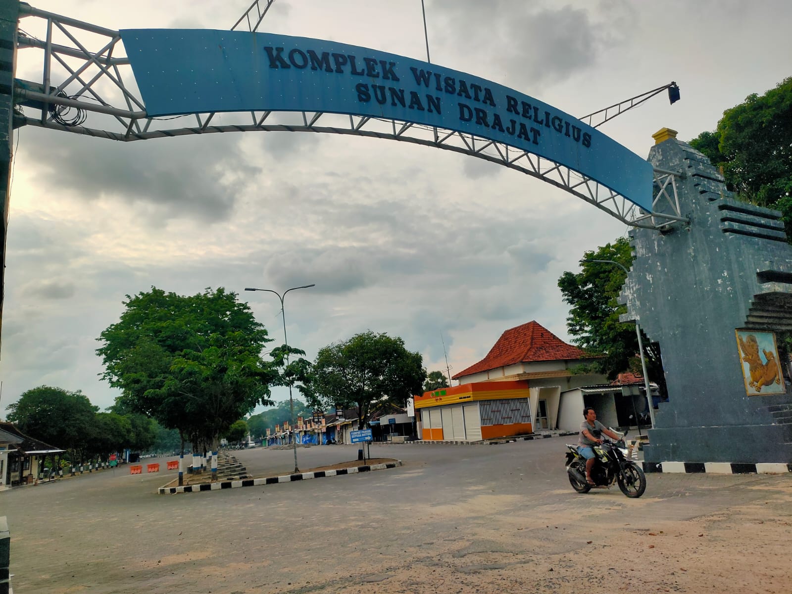 LENGANG: Suasana parkir kompleks makam religi Sunan Drajat yang minim peziarah hingga jelang pertengahan Ramadan.&nbsp;