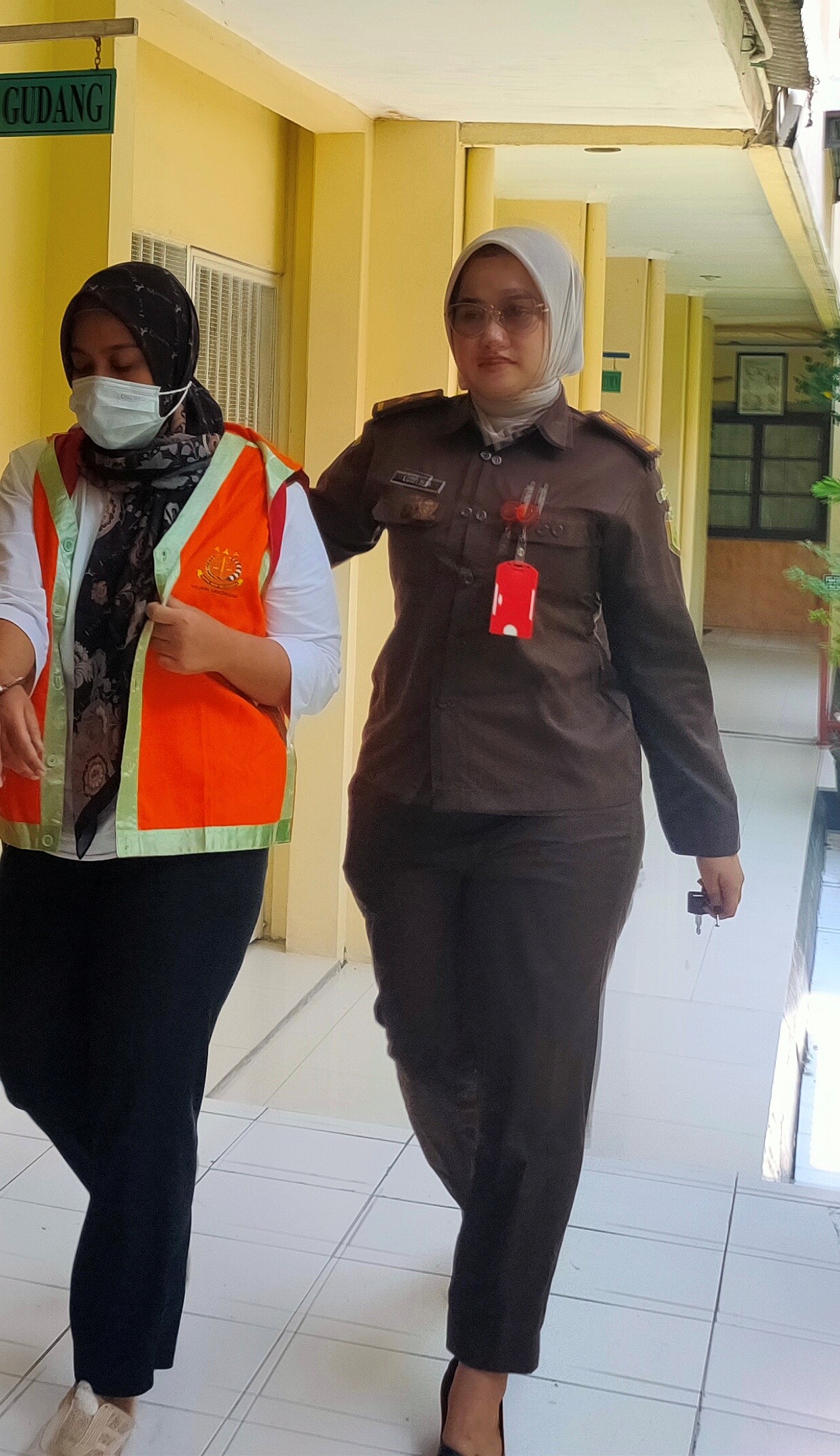 MINTA KERINGANAN HUKUMAN: Dwi Shella dikawal petugas. (ASIF ALAFI/RDR.LMG)