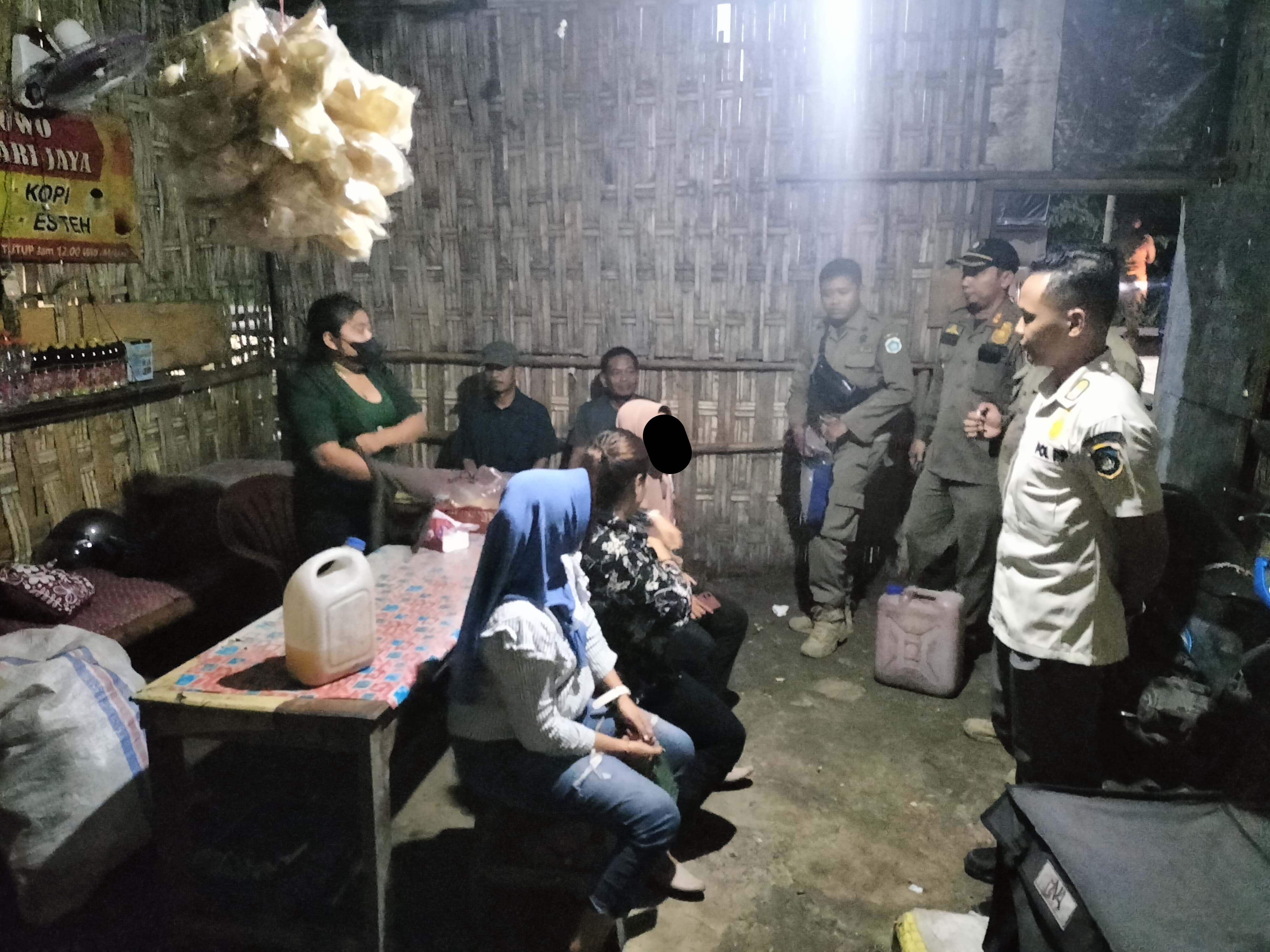 KENA RAZIA: Pramusaji saat didatangi petugas Satpol PP.  (IST/RADAR LMG)