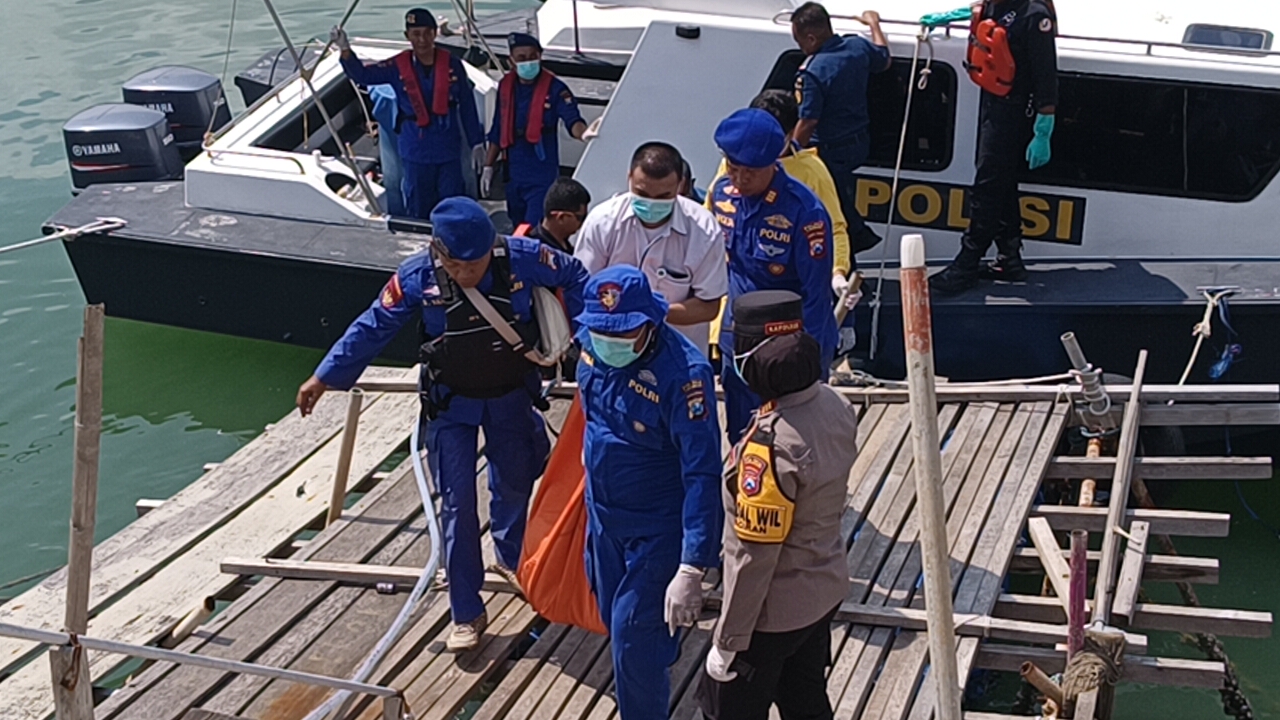 Petugas Mengevakuasi Salah Satu Korban Terbakarnya Kapal di Perairan Laut Paciran Lamongan