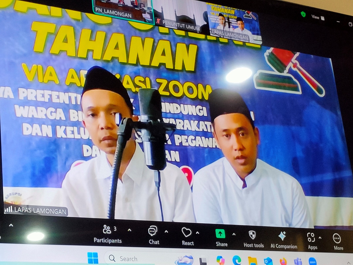DITUNTUT SAMA: Ipung Dedy Wijayanto dan Moh Dendy Dwi Iswandi menjalani sidang secara online. (IST/RDR.LMG)