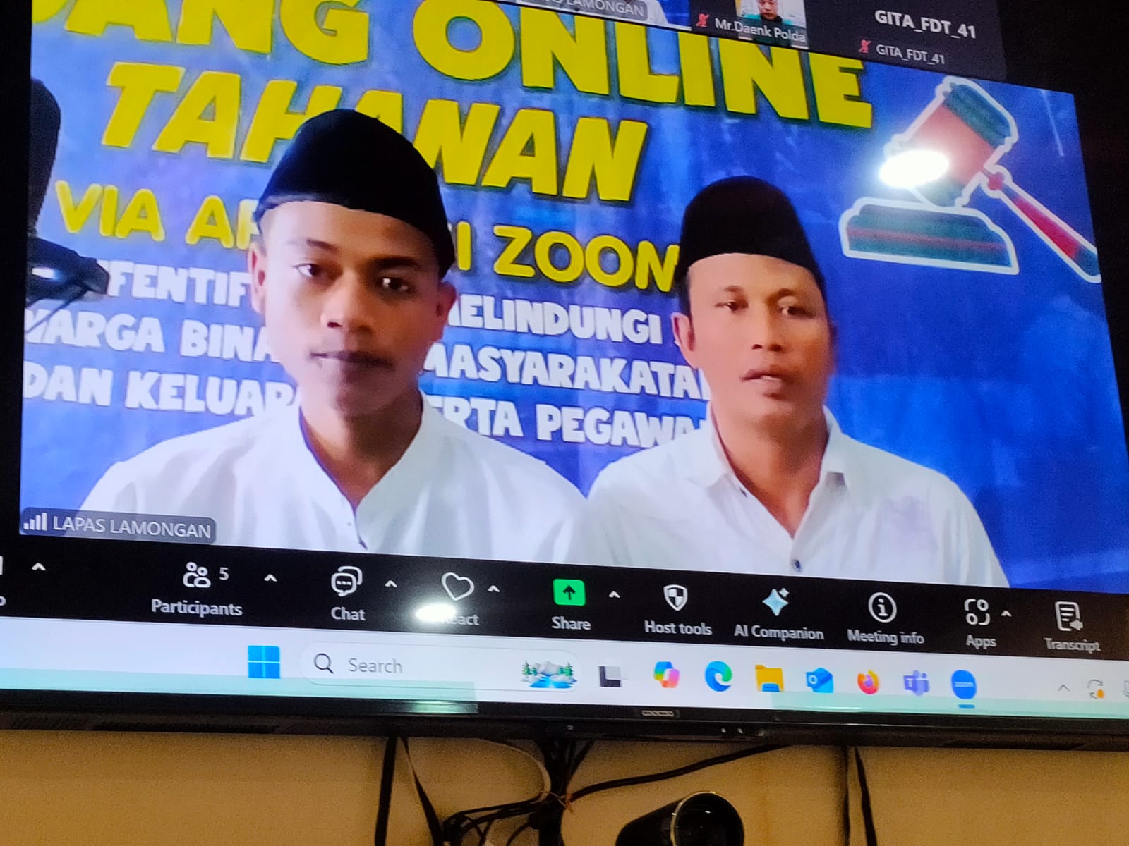 SIDANG ONLINE: Dua terdakwa curas, Wiranto dan Fernando saat menjalani sidang di PN Lamongan.