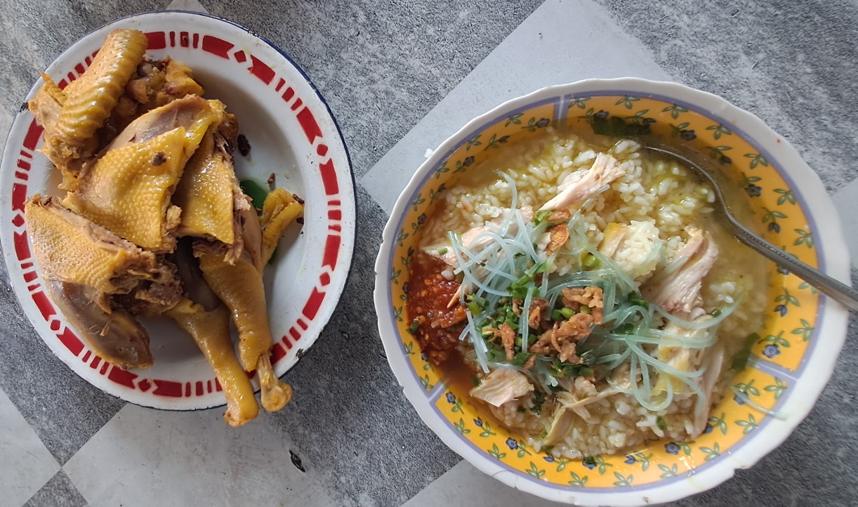 SEDIKIT BERBEDA: Kuah soto bening menjadi pembeda di warung Sugik. Dia juga menyediakan potongan gorengan ayam. (GAMAL A/RDR.LMG)