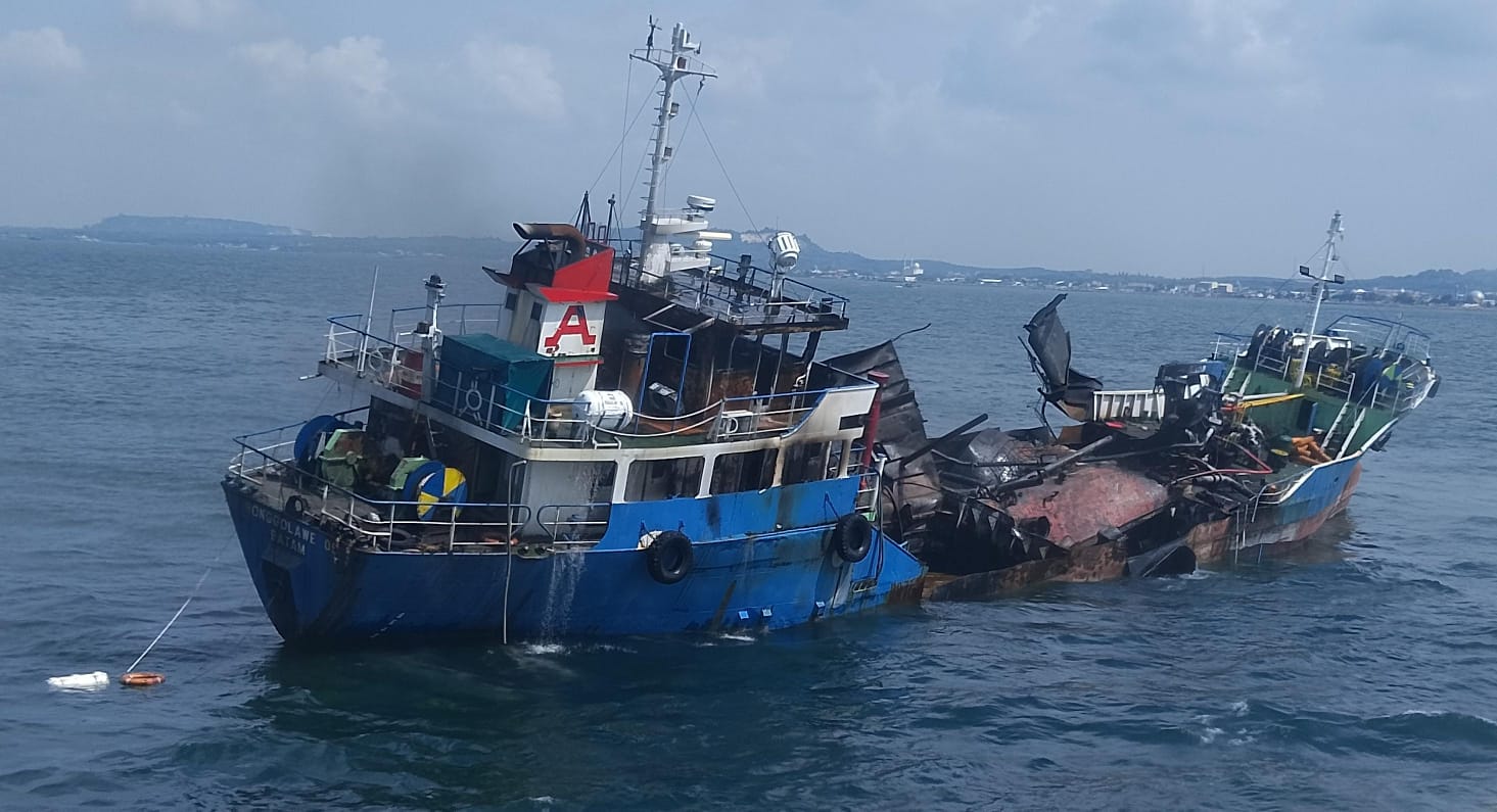 DIBAWA KE TEPIAN: Kapal tugboat Roselyne 08 setelah mengalami kebakaran Kamis pagi. (POLRES LAMONGAN/RDR.LMG)