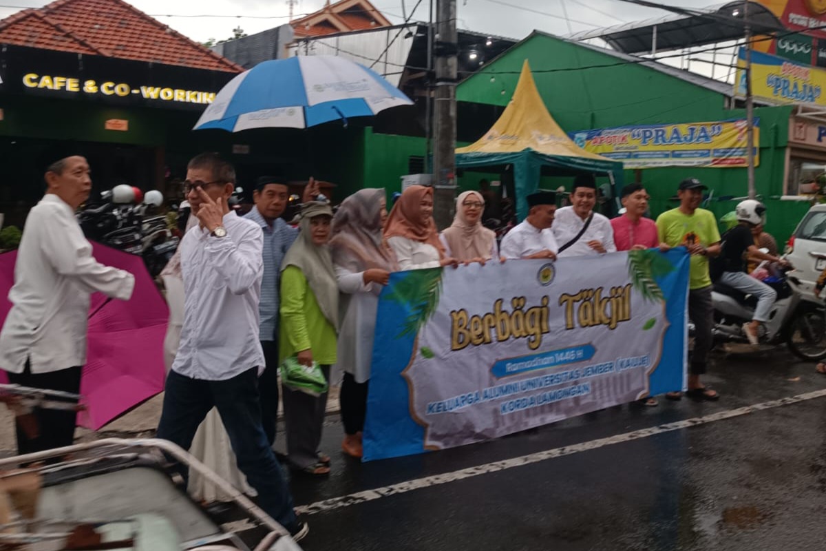 AKSI SOSIAL : Dipimpin Ketua KAUJE Korda Lamongan, para anggota KAUJE Lamongan berbagi takjil kepada pengguna jalan Lamongan.