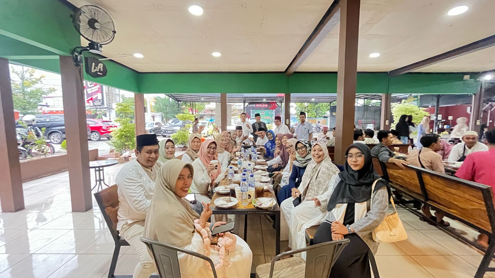 KEBERSAMAAN : Setelah berbagi takjil, para anggota KAUJE Lamongan Berbuka Bersama