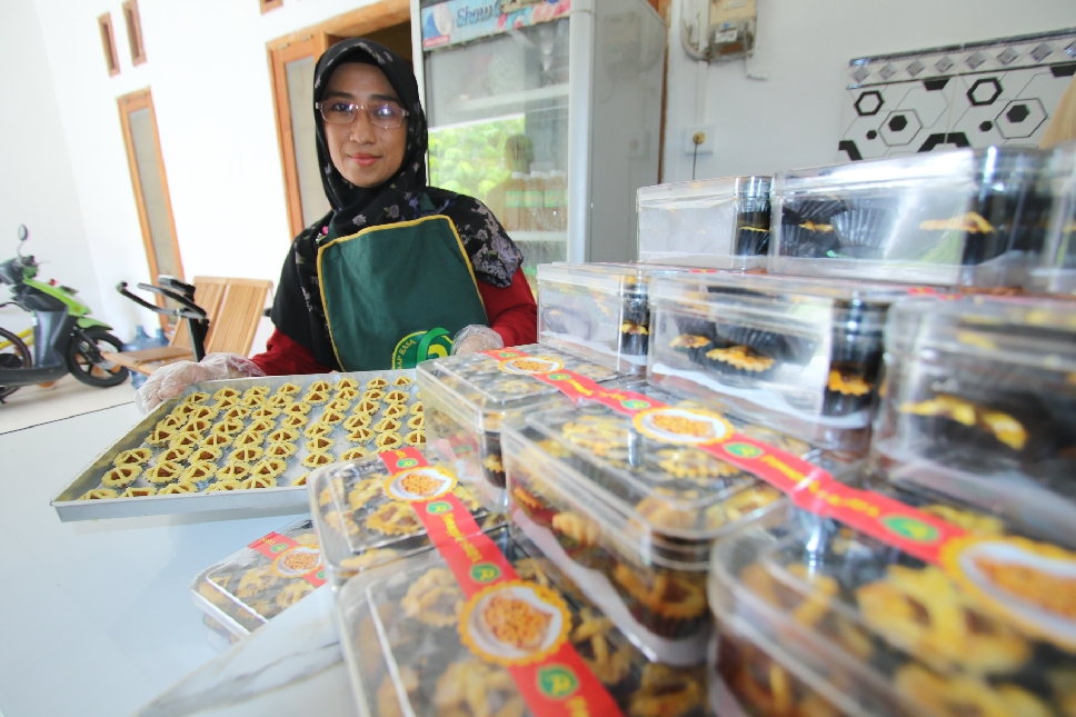 BANJIR PESANAN: Ati Imayati, produsen kue kering di Lamongan menerima banyak pesanan saat Ramadan.