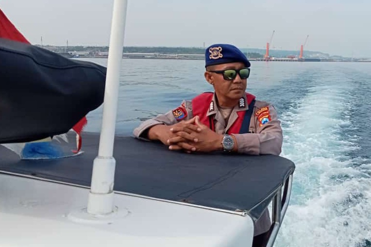 SISIR LAUT: Petugas masih melakukan pencarian terhadap satu ABK Tug Boat Roselyne 08 yang masih hilang.