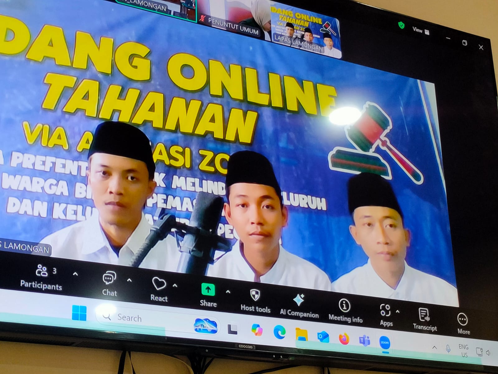 MENERIMA: Tiga terdakwa pengedar upal saat menjalani sidang.