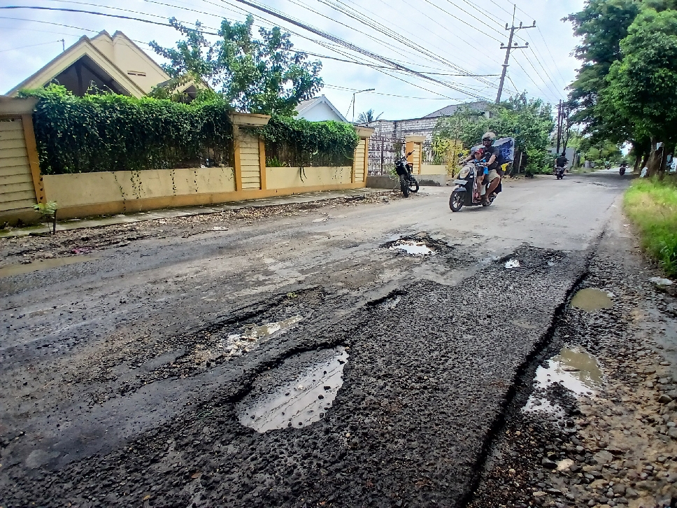 JADI PERHATIAN: Salah satu titik jalan berlubang. Komisi C meminta ini harus ditangani, untuk memberikan kenyamanan pada masyarakat yang mudik Lebaran.
