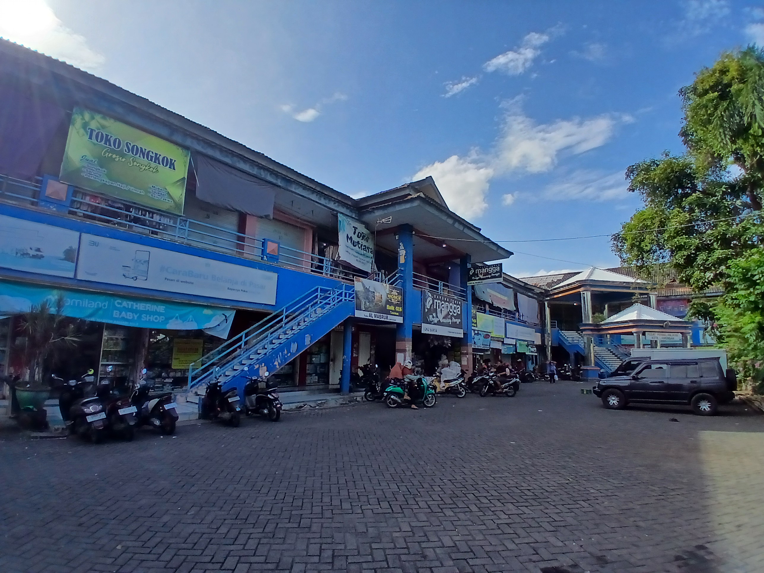 SEJUMLAH STAN BUKA HINGGA MALAM: Pasar Tingkat Lamongan diberi tambahan penerangan saat malam agar para pedagang bisa berjualan di Ramadan. (ANJAR DWI PRADIPTA/RDR.LMG)