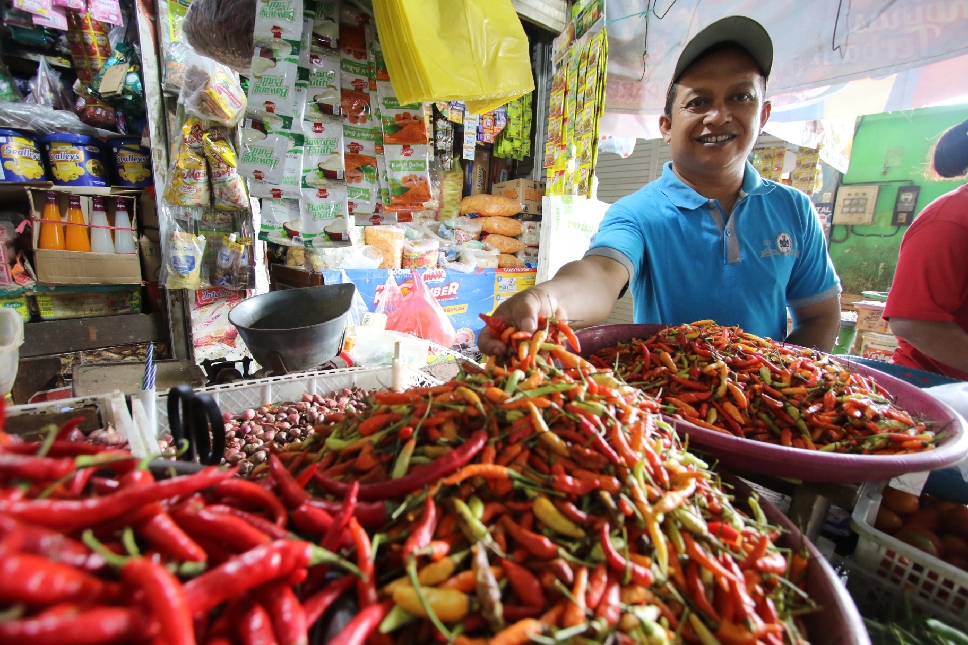 BERTAHAN TINGGI: Stok cabai rawit aman, tapi harganya terpantau masih cukup tinggi.