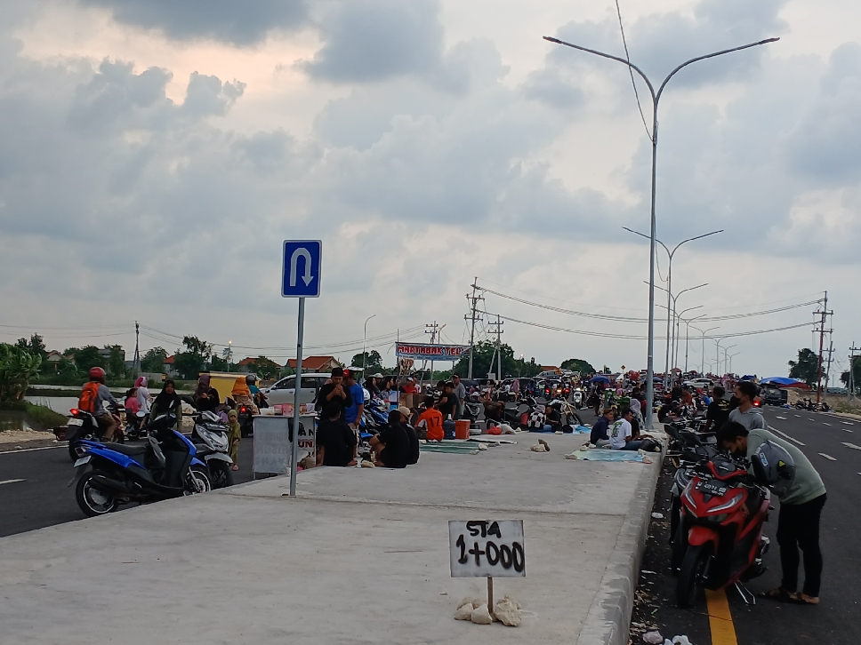 MERESAHKAN: Minimnya penerangan di JLU disalahgunakan remaja untuk berpacaran.
