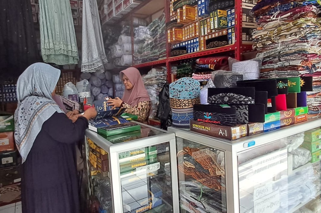 RAMAI PEMBELI: Salah satu toko perlengkapan salat di Pasar Baru Lamongan ramai pembeli.