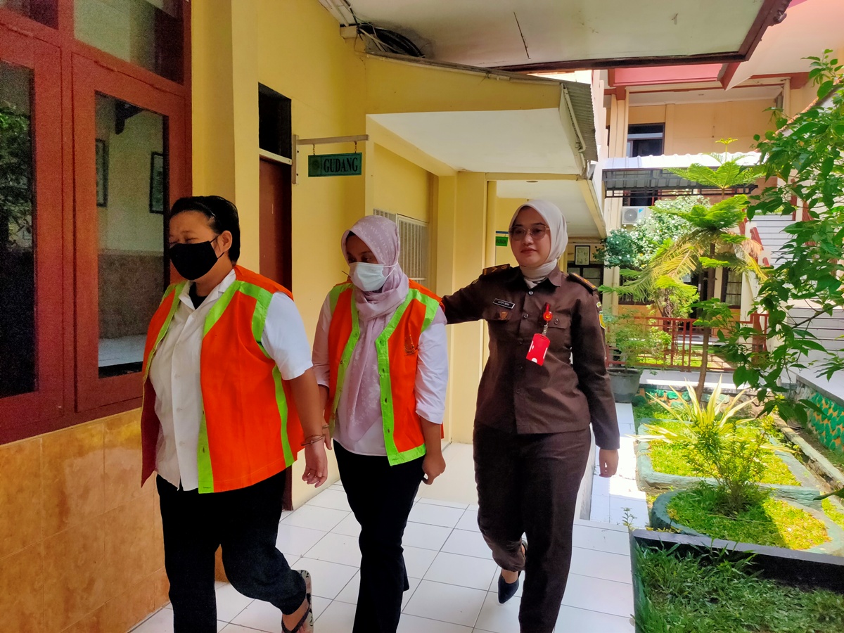 DIVONIS LIMA TAHUN LEBIH: Vivi Okta Wianna (depan) diikuti Dwi Shella Tiffany Putri yang dikawal petugas. (ASIP ALAFI/RDR.LMG)