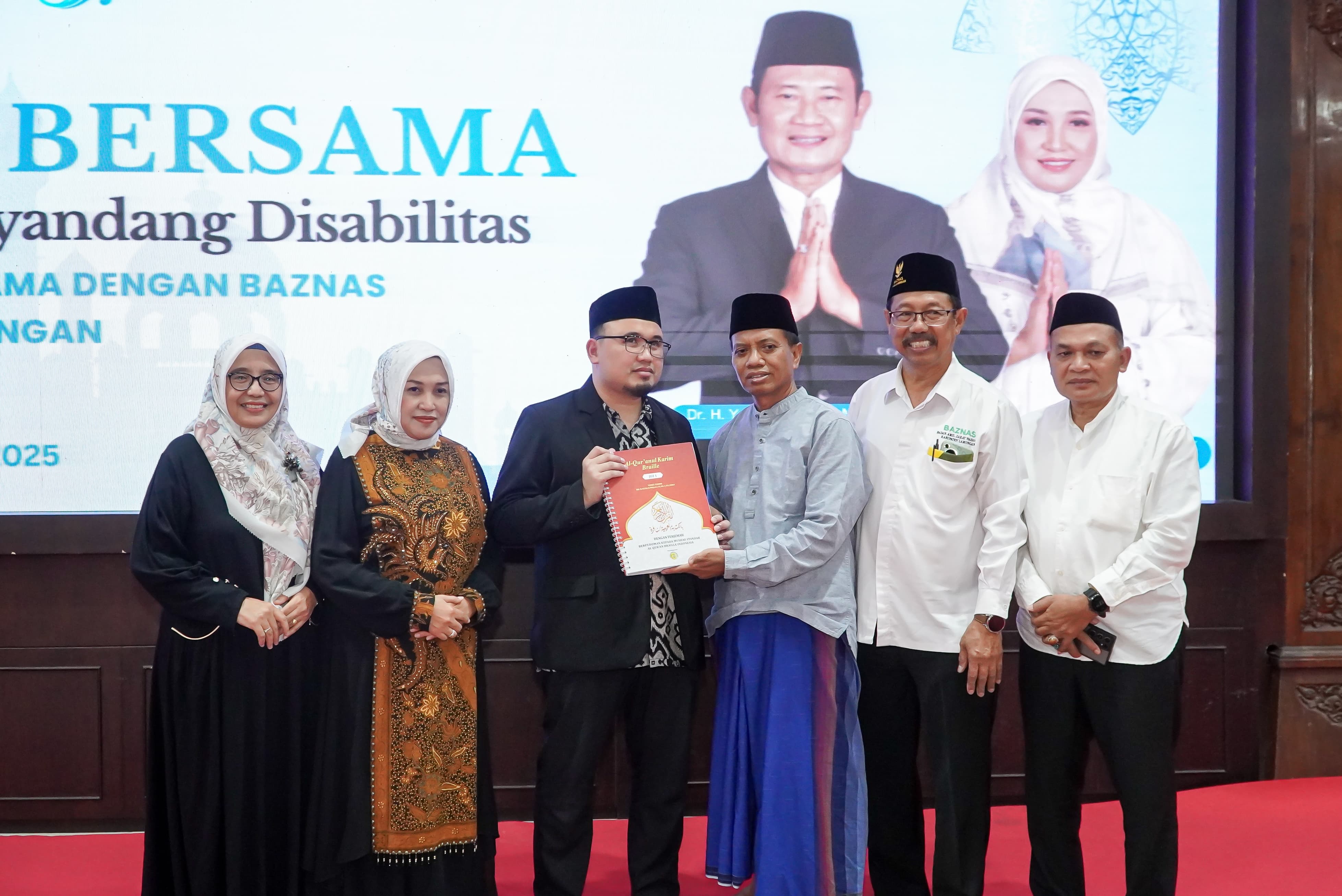 Ketua Baznas Bambang Eko bersama ketua TP PKK Lamongan Anis Kartika dan Sekda Lamongan Moh Nalikan memberikan bantuan alquran braille kepada penyandang disabilitas. (IST/RADAR LAMONGAN)