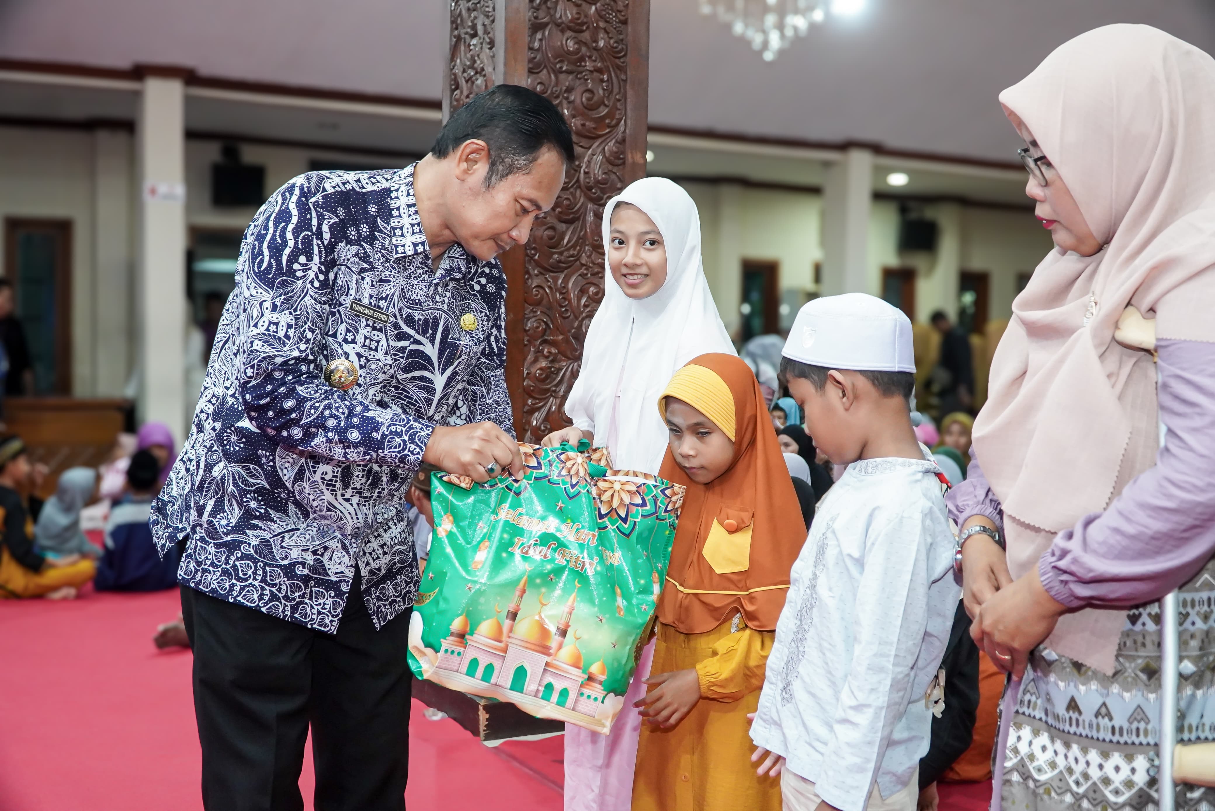 BERBAGI : Bupati Yes memberikan santunan kepada anak-anak di Pendopo Lamongan. (IST/RADAR LAMONGAN)