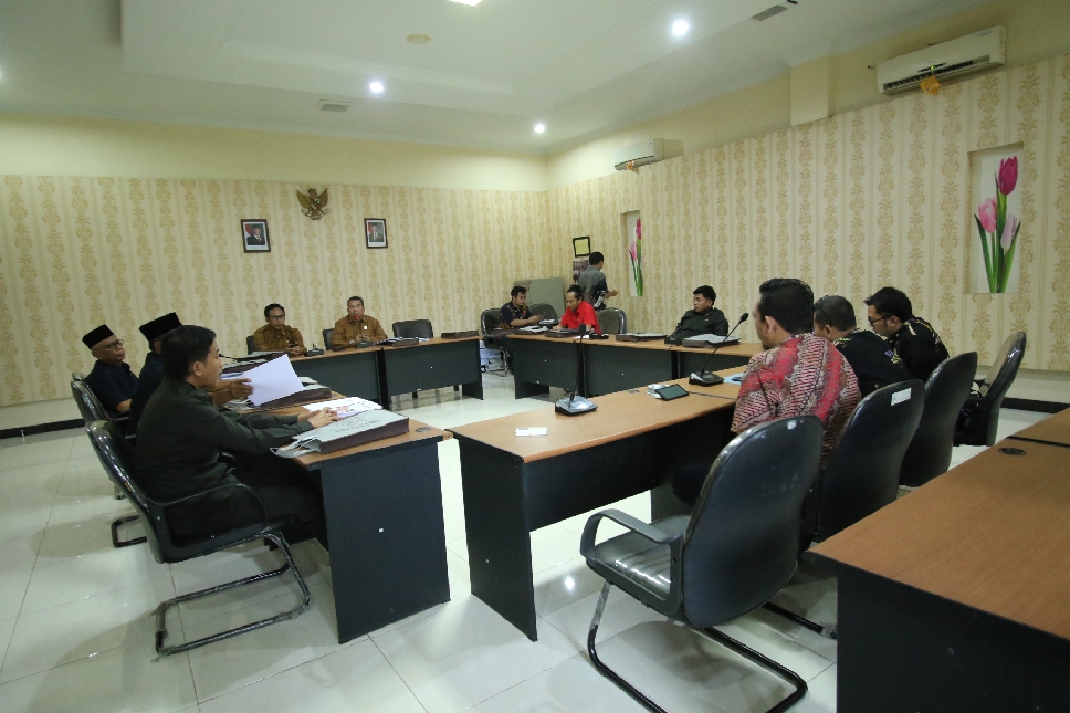 BAHAS BERSAMA: Komisi C DPRD Lamongan saat melakukan hearing bersama DLH Lamongan.