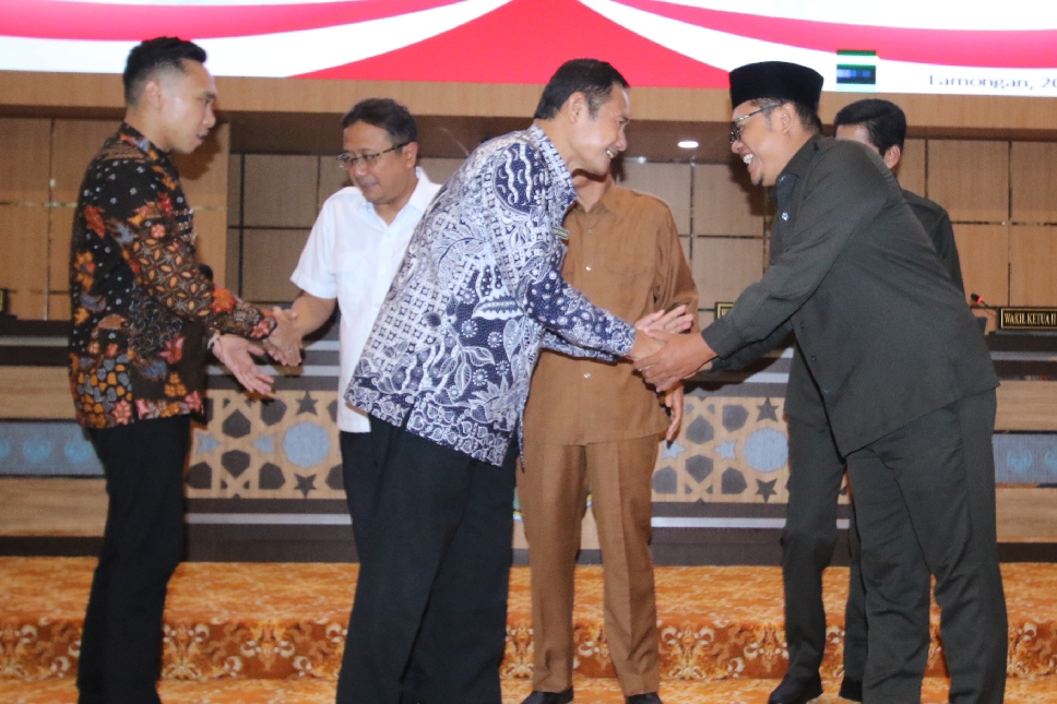 Pimpinan DPRD Lamongan berjabat tangan dengan Bupati dan Wakil Bupati Lamongan, usai rapat Paripurna penyampaian LKPJ, Kamis (30/3).