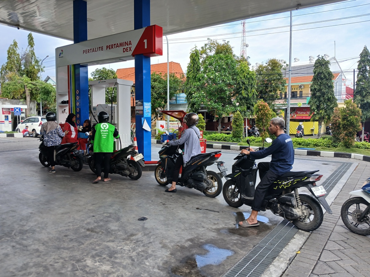Antrean kendaraan di salah satu SPBU wilayah Lamongan.