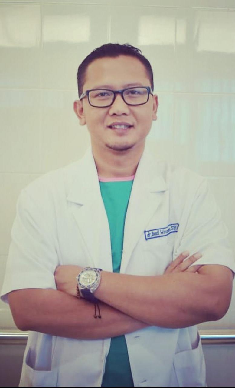 INGATKAN CUKUPI MINUM: dr Budi Himawan, Sp.U, dokter Spesialis Urologi RSUD dr Soegiri Lamongan dan ketua IDI Cabang Lamongan. (IST/RDR.LMG)